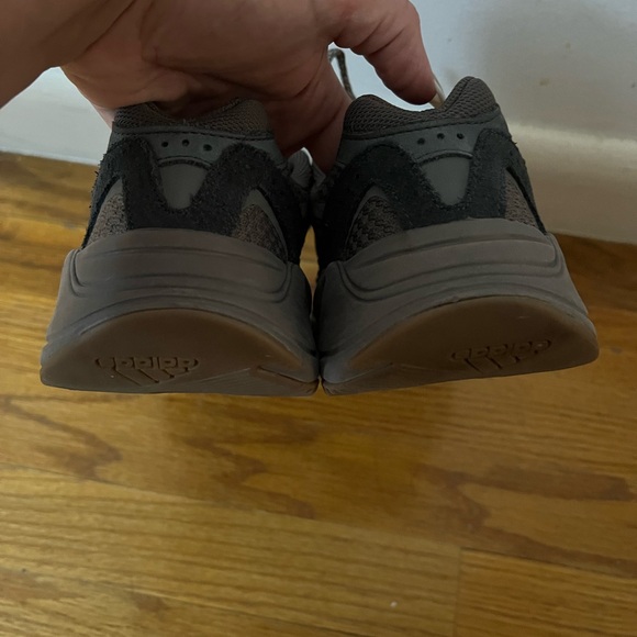 Yeezy 700 v2 Mauve - Picture 11 of 13